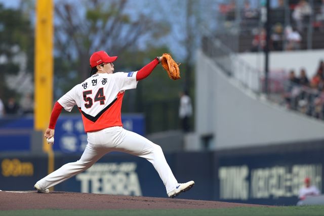 11일 오후 광주-KIA챔피언스필드에서 열린 '2025 신한 SOL Bank KBO리그' SSG 랜더스와 KIA 타이거즈의 경기, KIA가 3:9로 패배하면서 2연패에 빠졌다. 선발투수 양현종은 4⅓이닝 7피안타 3사사구 3탈삼진 6실점으로 패전투수가 됐다. KIA 타이거즈