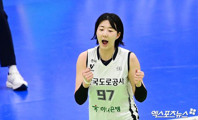 한국도로공사 강소휘가 올해 정규리그 경기에서 득점 후 세리머니하고 있다. 엑스포츠뉴스 DB