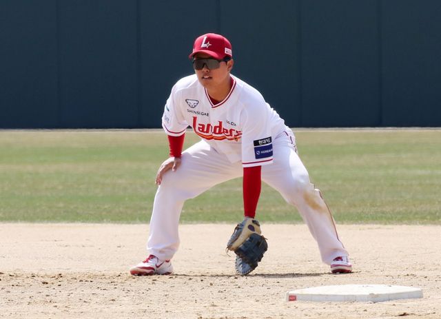 11일 오후 광주-KIA챔피언스필드에서 열리는 '2025 신한 SOL Bank KBO리그' SSG 랜더스와 KIA 타이거즈의 경기, 이날 경기를 앞두고 1군에 콜업된 SSG 내야수 현원회가 8번 지명타자로 선발 출전한다. SSG 랜더스