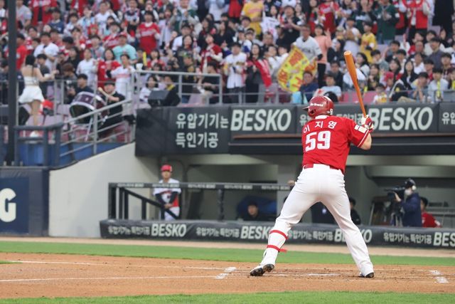 11일 오후 광주-KIA챔피언스필드에서 열린 '2025 신한 SOL Bank KBO리그' SSG 랜더스와 KIA 타이거즈의 경기, SSG가 9:3으로 승리하면서 3연전 첫 경기를 승리로 장식했다. 6번타자 겸 포수로 선발 출전한 이지영은 4타수 2안타 1타점 1득점을 기록했다. SSG 랜더스