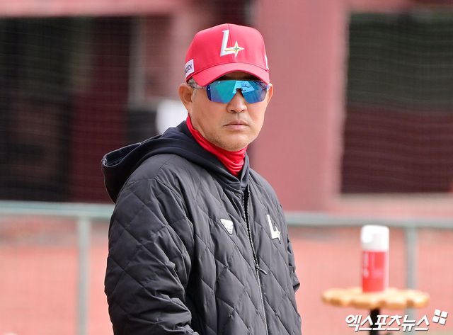 15일 오후 인천SSG랜더스필드에서 열리는 '2025 신한 SOL Bank KBO리그' LG 트윈스와 SSG 랜더스의 시범경기, SSG 이숭용 감독이 선수들의 훈련을 지켜보고 있다. 엑스포츠뉴스 DB