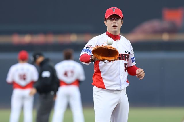 11일 오후 광주-KIA챔피언스필드에서 열린 '2025 신한 SOL Bank KBO리그' SSG 랜더스와 KIA 타이거즈의 경기, KIA가 3:9로 패배하면서 2연패에 빠졌다. 선발투수 양현종은 4⅓이닝 7피안타 3사사구 3탈삼진 6실점으로 패전투수가 됐다. KIA 타이거즈