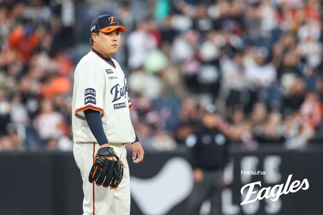 한화 이글스 토종 에이스 류현진이 11일 대전 한화생명 볼파크에서 열린 2025 신한 SOL Bank KBO리그 키움 히어로즈와의 팀 간 1차전에 선발등판, 6이닝 무실점 완벽투와 함께 시즌 첫승을 수확했다. 사진 한화 이글스