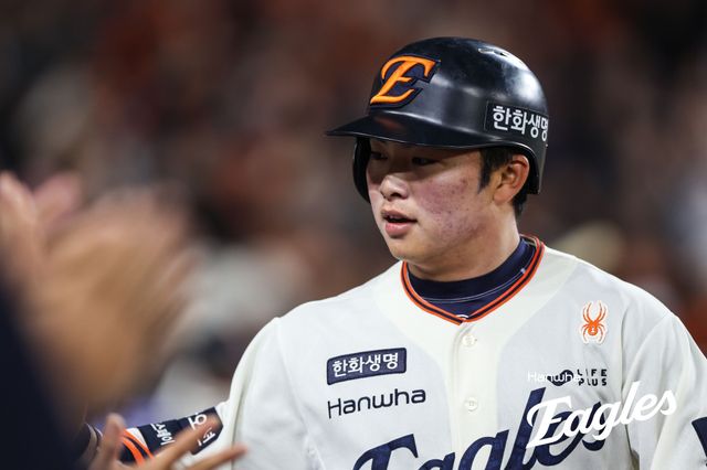 한화 이글스 문현빈이 11일 대전 한화생명 볼파크에서 열린 2025 신한 SOL Bank KBO리그 키움 히어로즈와의 팀 간 1차전에서 솔로 홈런 포함 4안타를 몰아 치고 팀 대승을 견인했다. 사진 한화 이글스