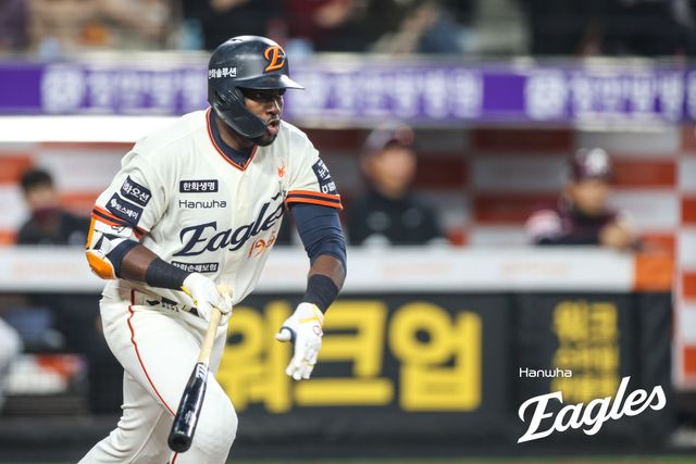 한화 이글스 외국인 타자 에스테반 플로리얼이 11일 대전 한화생명 볼파크에서 열린 2025 신한 SOL Bank KBO리그 키움 히어로즈와의 팀 간 1차전에서 한국 야구 마수걸이 홈런 포함 3안타를 몰아치고 팀 승리를 이끌었다. 사진 한화 이글스