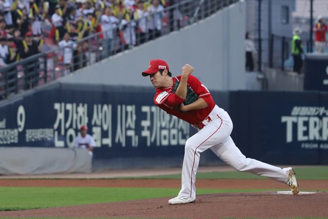 11일 오후 광주-KIA챔피언스필드에서 열린 '2025 신한 SOL Bank KBO리그' SSG 랜더스와 KIA 타이거즈의 경기, SSG가 9:3으로 승리하면서 3연전 첫 경기를 승리로 장식했다. 선발투수 박종훈은 경기 초반 강습타구에 맞으면서 1이닝만 투구한 뒤 마운드에서 내려갔다. SSG 랜더스