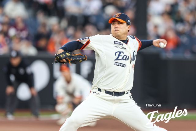 한화 이글스 토종 에이스 류현진이 11일 대전 한화생명 볼파크에서 열린 2025 신한 SOL Bank KBO리그 키움 히어로즈와의 팀 간 1차전에 선발등판, 6이닝 무실점 완벽투와 함께 시즌 첫승을 수확했다. 사진 한화 이글스