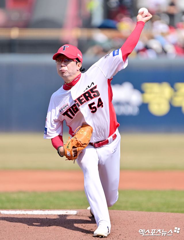23일 오후 광주기아챔피언스필드에서 열린 '2025 신한 SOL Bank KBO리그' NC 다이노스와 KIA 타이거즈의 경기, 1회초 KIA 선발투수 양현종이 공을 힘차게 던지고 있다. 엑스포츠뉴스 DB