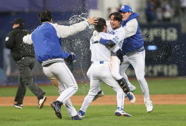 삼성 라이온즈 양도근이 지난 10일 대구 SSG 랜더스전에서 끝내기 안타를 친 뒤 동료들과 세리머니하고 있다. 삼성 라이온즈