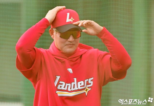28일 오후 일본 오키나와 구시가와 구장에서 열린 KT 위즈와 SSG 랜더스의 연습경기, KT와 SSG가 5:5 무승부를 기록했다. SSG 이숭용 감독이 그라운드를 빠져나가고 있다. 엑스포츠뉴스 DB