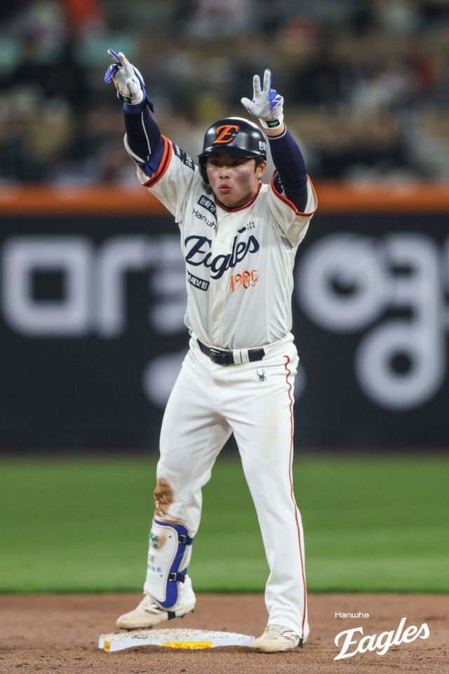 한화 이글스 문현빈이 11일 대전 한화생명 볼파크에서 열린 2025 신한 SOL Bank KBO리그 키움 히어로즈와의 팀 간 1차전에서 솔로 홈런 포함 4안타를 몰아 치고 팀 대승을 견인했다. 사진 한화 이글스