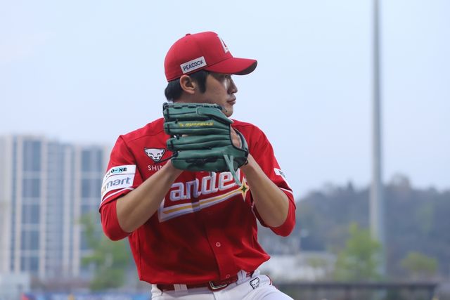 11일 오후 광주-KIA챔피언스필드에서 열린 '2025 신한 SOL Bank KBO리그' SSG 랜더스와 KIA 타이거즈의 경기, SSG가 9:3으로 승리하면서 3연전 첫 경기를 승리로 장식했다. 선발투수 박종훈은 경기 초반 강습타구에 맞으면서 1이닝만 투구한 뒤 마운드에서 내려갔다. SSG 랜더스