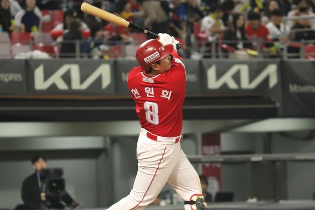 11일 오후 광주-KIA챔피언스필드에서 열린 '2025 신한 SOL Bank KBO리그' SSG 랜더스와 KIA 타이거즈의 경기, SSG가 9:3으로 승리하면서 3연전 첫 경기를 승리로 장식했다. 8번 지명타자로 선발 출전한 현원회는 3타수 1안타 2타점 1볼넷을 기록했다. SSG 랜더스