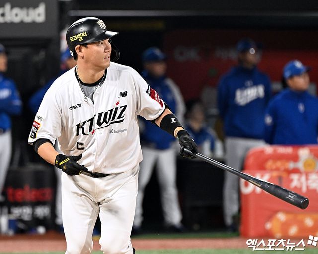 KT 위즈 장성우가 11일 수원 KT위즈파크에서 열린 삼성 라이온즈와의 경기에서 타격 후 타구를 바라보고 있다. 엑스포츠뉴스 수원, 김한준 기자