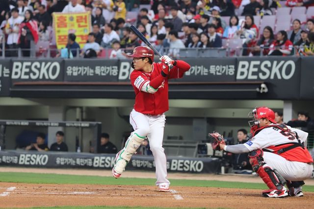 11일 오후 광주-KIA챔피언스필드에서 열린 '2025 신한 SOL Bank KBO리그' SSG 랜더스와 KIA 타이거즈의 경기, SSG가 9:3으로 승리하면서 3연전 첫 경기를 승리로 장식했다. 4번타자 한유섬은 3타수 2안타 2타점 2볼넷 3득점을 기록했다. SSG 랜더스