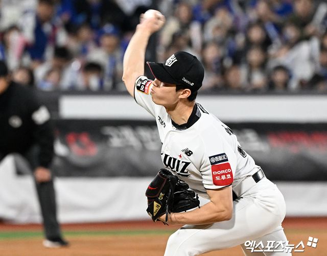 KT 위즈 원상현이 11일 수원 KT위즈파크에서 열린 삼성 라이온즈와의 경기에 구원 등판해 투구하고 있다. 엑스포츠뉴스 수원, 김한준 기자