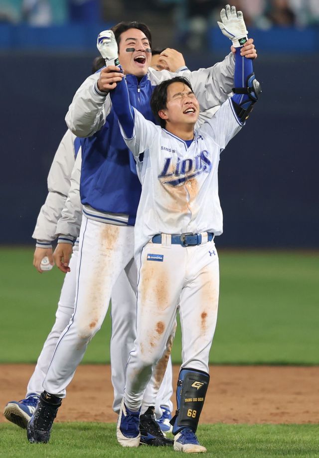 삼성 라이온즈 양도근이 지난 10일 대구 SSG 랜더스전에서 끝내기 안타를 친 뒤 주장 구자욱과 세리머니하고 있다. 삼성 라이온즈