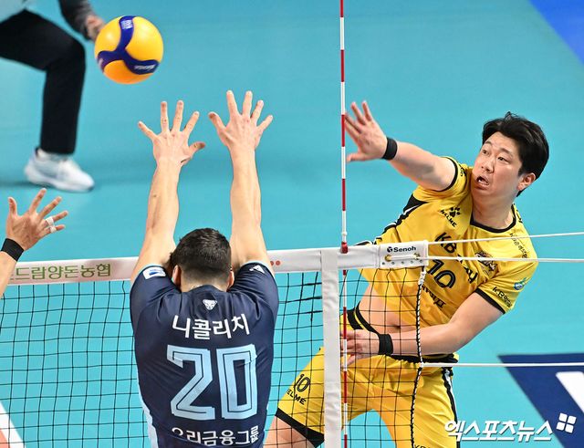 KB손해보험 나경복이 올해 정규리그 경기에서 공격하고 있다. 엑스포츠뉴스 DB