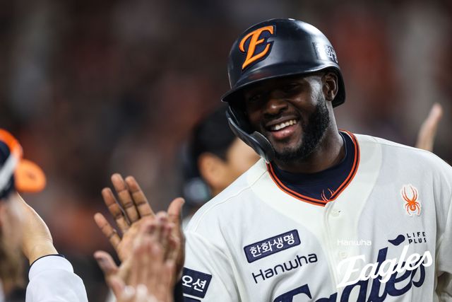 한화 이글스 외국인 타자 에스테반 플로리얼이 11일 대전 한화생명 볼파크에서 열린 2025 신한 SOL Bank KBO리그 키움 히어로즈와의 팀 간 1차전에서 한국 야구 마수걸이 홈런 포함 3안타를 몰아치고 팀 승리를 이끌었다. 사진 한화 이글스