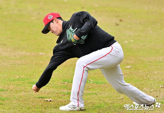 24일 오전 일본 오키나와 고친다 구장에서 진행된 SSG 랜더스 스프링캠프, SSG 박종훈이 불펜 피칭을 하고 있다. 엑스포츠뉴스 DB
