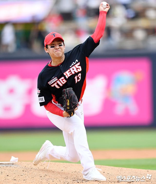 15일 오후 수원KT위즈파크에서 열린 '2024 신한 SOL Bank KBO리그' KIA 타이거즈와 KT 위즈의 경기, 1회말 KIA 선발투수 윤영철이 공을 힘차게 던지고 있다. 엑스포츠뉴스 DB