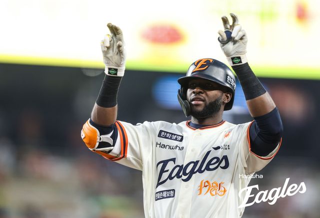 한화 이글스 외국인 타자 에스테반 플로리얼이 11일 대전 한화생명 볼파크에서 열린 2025 신한 SOL Bank KBO리그 키움 히어로즈와의 팀 간 1차전에서 한국 야구 마수걸이 홈런 포함 3안타를 몰아치고 팀 승리를 이끌었다. 사진 한화 이글스