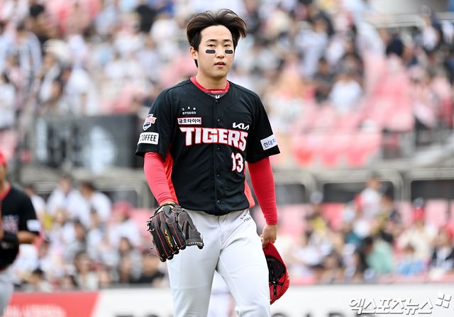 15일 오후 수원KT위즈파크에서 열린 '2024 신한 SOL Bank KBO리그' KIA 타이거즈와 KT 위즈의 경기, 1회말 수비를 마친 KIA 선발투수 윤영철이 더그아웃으로 향하고 있다. 엑스포츠뉴스 DB