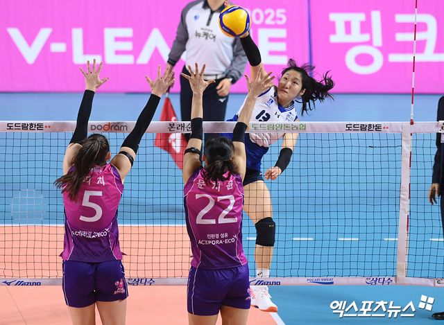 현대건설 정지윤이 올해 정규리그 경기에서 공격하고 있다. 엑스포츠뉴스 DB