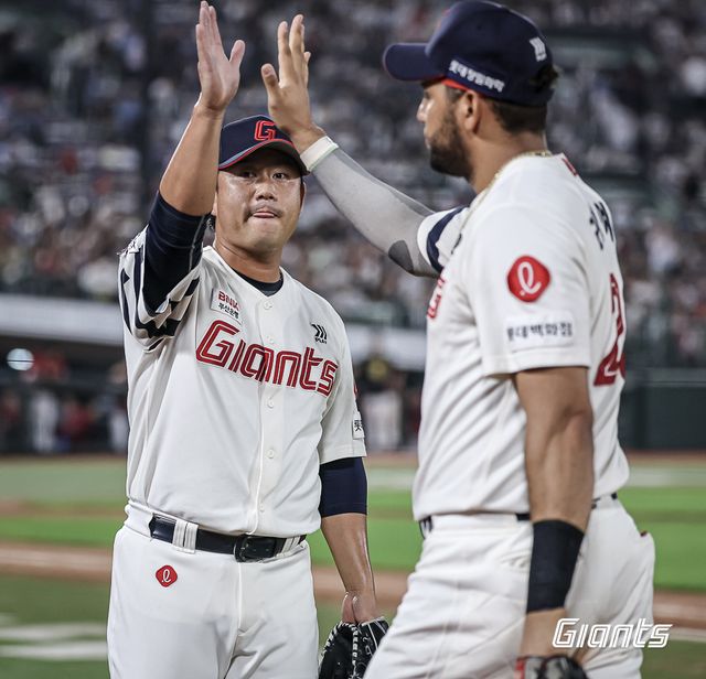 롯데 투수 김상수(왼쪽)는 10일 사직구장에서 열린 '2025 신한 SOL Bank KBO 리그' KIA와 주중 3연전 마지막 경기에서 구원 등판했다. 1⅓이닝 무실점으로 상대 타선을 제압하며 팀 승리에 힘을 보탰다. 롯데 자이언츠