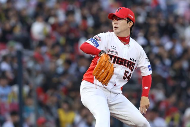 11일 오후 광주-KIA챔피언스필드에서 열린 '2025 신한 SOL Bank KBO리그' SSG 랜더스와 KIA 타이거즈의 경기, KIA가 3:9로 패배하면서 2연패에 빠졌다. 선발투수 양현종은 4⅓이닝 7피안타 3사사구 3탈삼진 6실점으로 패전투수가 됐다. KIA 타이거즈