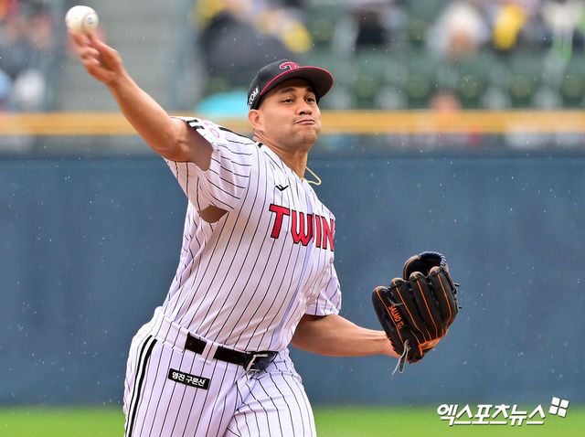 ​​12일 오후 서울 송파구 잠실야구장에서 열린 2025 신한 SOL Bank KBO리그 두산 베어스와 LG 트윈스의 경기, LG 선발투수 치리노스가 투구하고 있다. 엑스포츠뉴스 잠실, 김한준 기자