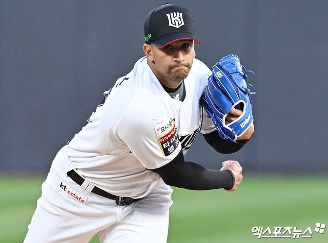 KT 위즈 윌리엄 쿠에바스가 11일 수원 KT위즈파크에서 열린 삼성 라이온즈와의 경기에 선발 등판해 투구하고 있다. 엑스포츠뉴스 수원, 김한준 기자