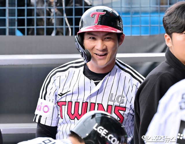 12일 오후 서울 송파구 잠실야구장에서 열린 2025 신한 SOL Bank KBO리그 두산 베어스와 LG 트윈스의 경기, LG 오지환이 득점 후 미소 짓고 있다. 엑스포츠뉴스 잠실, 김한준 기자