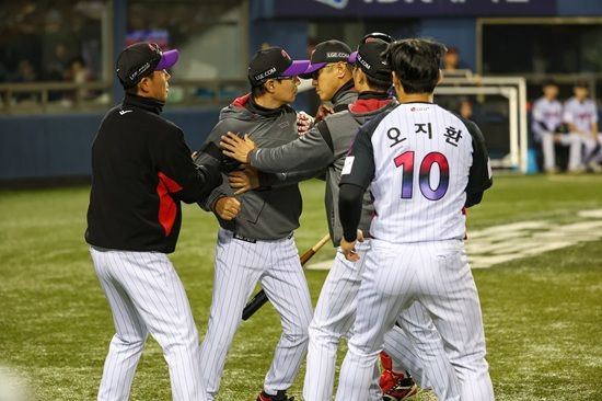 LG 트윈스 염경엽 감독이 11일 서울 잠실야구장에서 열린 두산 베어스와의 홈경기에서 항의하고 있다. LG 트윈스