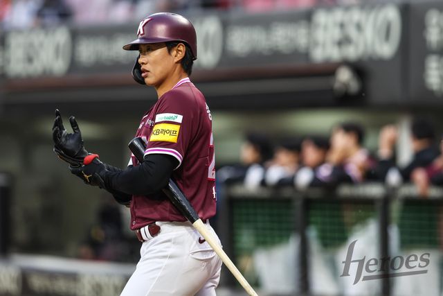 키움 히어로즈 캡틴 송성문이 12일 대전 한화생명 볼파크에서 열린 2025 신한 SOL Bank KBO리그 한화 이글스와의 팀 간 2차전에서 3안타 1홈런을 몰아치고 팀의 2연패 탈출을 이끌었다. 사진 키움 히어로즈