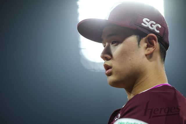 키움 히어로즈 좌완 루키 정현우가 12일 대전 한화생명 볼파크에서 열린 2025 신한 SOL Bank KBO리그 한화 이글스와의 팀 간 2차전에 선발등판, 5이닝 2실점 호투로 시즌 2승을 따냈다. 사진 한화 이글스