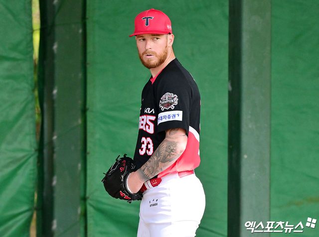 27일 오후 일본 오키나와 킨 구장에서 열리는 LG 트윈스와 KIA 타이거즈의 연습경기, KIA 올러가 불펜 피칭을 하고 있다. 엑스포츠뉴스 DB
