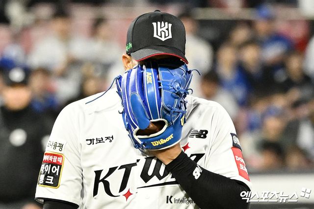 KT 위즈 윌리엄 쿠에바스가 11일 수원 KT위즈파크에서 열린 삼성 라이온즈와의 경기에 선발 등판해 투구하다 글러브로 얼굴을 가리고 자신에게 소리 치고 있다. 엑스포츠뉴스 수원, 김한준 기자