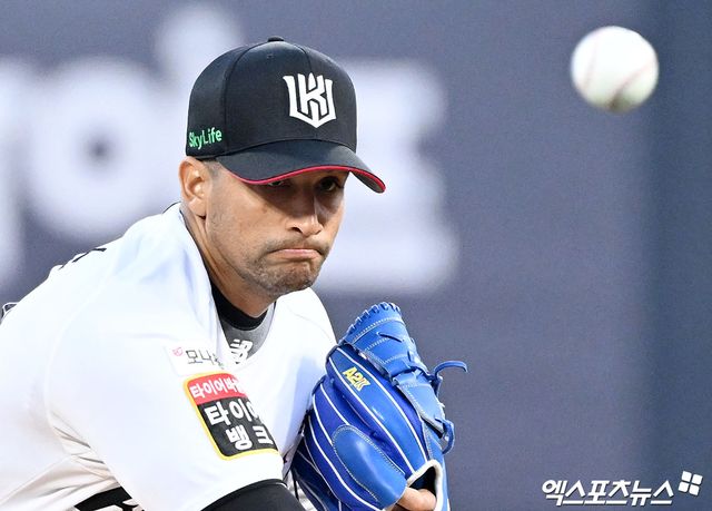 KT 위즈 윌리엄 쿠에바스가 11일 수원 KT위즈파크에서 열린 삼성 라이온즈와의 경기에 선발 등판해 투구하고 있다. 엑스포츠뉴스 수원, 김한준 기자