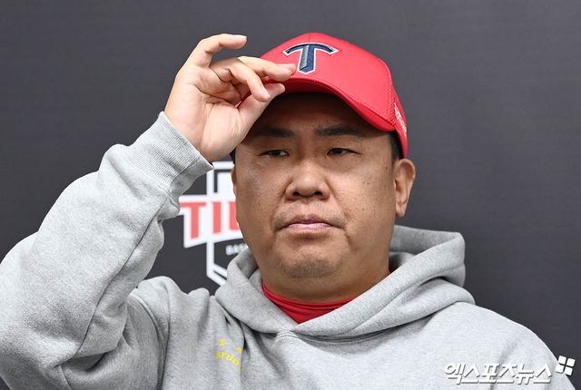 28일 오후 광주기아챔피언스필드에서 열리는 '2024 신한 SOL Bank KBO 한국시리즈' 삼성 라이온즈와 KIA 타이거즈의 5차전 경기에 앞서 KIA 이범호 감독이 취재진과 인터뷰를 나누고 있다. 엑스포츠뉴스 DB