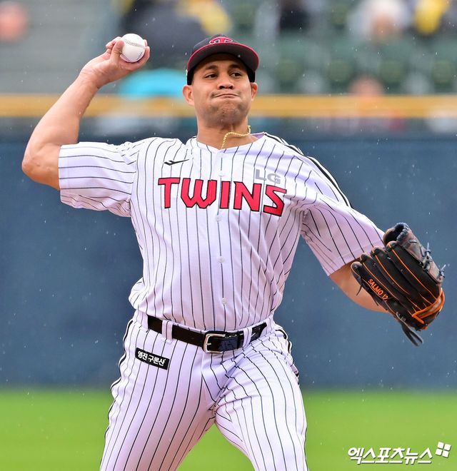 ​​12일 오후 서울 송파구 잠실야구장에서 열린 2025 신한 SOL Bank KBO리그 두산 베어스와 LG 트윈스의 경기, LG 선발투수 치리노스가 투구하고 있다. 엑스포츠뉴스 잠실, 김한준 기자