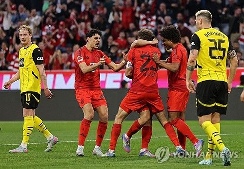 바이에른 뮌헨과 도르트문트가 13일(한국시간) 독일 뮌헨에 있는 알리안츠 아레나에서 열린 2024-2025시즌 분데스리가 29라운드 '데어클라시커' 맞대결에서 2-2 무승부를 기록했다.&nbsp;연합뉴스
