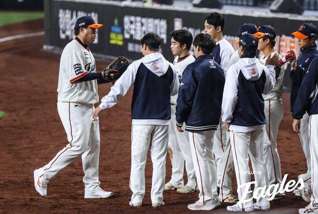 한화 이글스가 지난 11일 류현진(왼쪽 첫 번째)의 6이닝 무실점 호투를 앞세워 키움 히어로즈를 12-2로 꺾고 3연승을 질주했다. 사진 한화 이글스