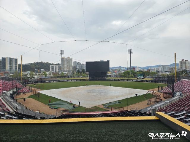 12일 오후 광주-KIA챔피언스필드에서 열리는 '2025 신한 SOL Bank KBO리그' SSG 랜더스와 KIA 타이거즈의 경기, 경기 전 그라운드에 대형 방수포가 설치됐다. 광주, 유준상 기자