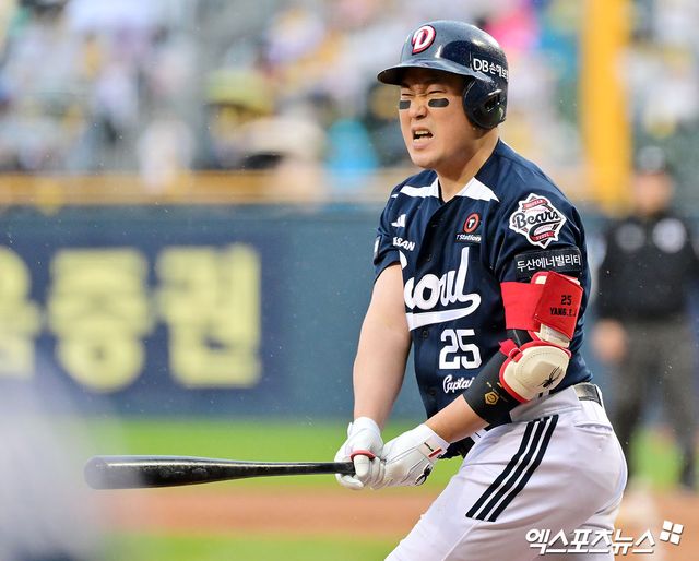 ​​12일 오후 서울 송파구 잠실야구장에서 열린 2025 신한 SOL Bank KBO리그 두산 베어스와 LG 트윈스의 경기, 두산 양의지가 타격 후 아쉬워하고 있다. 엑스포츠뉴스 잠실, 김한준 기자