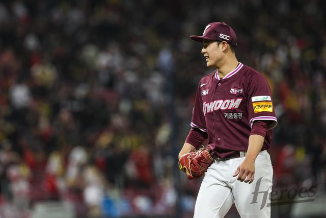 키움 히어로즈 좌완 루키 정현우가 12일 대전 한화생명 볼파크에서 열린 2025 신한 SOL Bank KBO리그 한화 이글스와의 팀 간 2차전에 선발등판, 5이닝 2실점 호투로 시즌 2승을 따냈다. 사진 한화 이글스