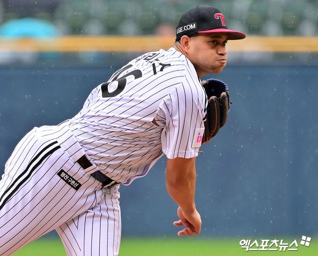 ​​12일 오후 서울 송파구 잠실야구장에서 열린 2025 신한 SOL Bank KBO리그 두산 베어스와 LG 트윈스의 경기, LG 선발투수 치리노스가 투구하고 있다. 엑스포츠뉴스 잠실, 김한준 기자