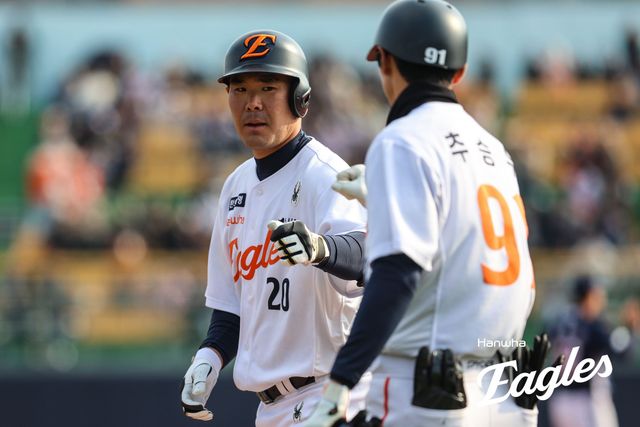 한화 이글스 베테랑 포수 이재원(왼쪽)이 12일 대전 한화생명 볼파크에서 열리는 키움 히어로즈와의 2025 시즌 팀 간 2차전에 선발 포수로 나선다. 사진 한화 이글스 