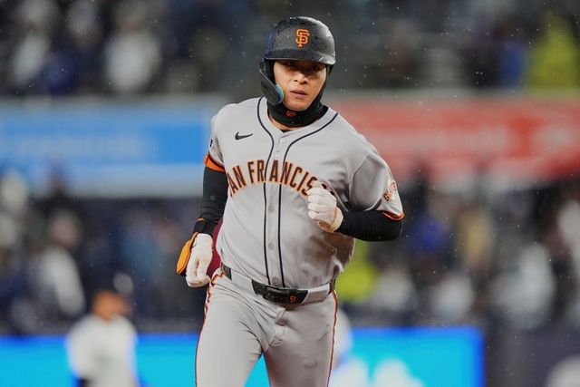 샌프란시스코 자이언츠 외야수 이정후가 12일 미국 뉴욕주 브롱스의 양키스타디움에서 열린 2025 미국프로야구 메이저리그 뉴욕 양키스와의 원정경기에 3번타자 겸 중견수로 선발 출전해 2타수 1안타 1홈런 3타점 2볼넷을 기록했다. 이정후의 시즌 타율은 0.333에서 0.340으로 상승했다. AP 연합뉴스