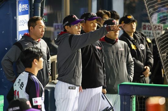 LG 트윈스 염경엽 감독이 11일 서울 잠실야구장에서 열린 두산 베어스와의 홈경기에서 항의하고 있다. LG 트윈스